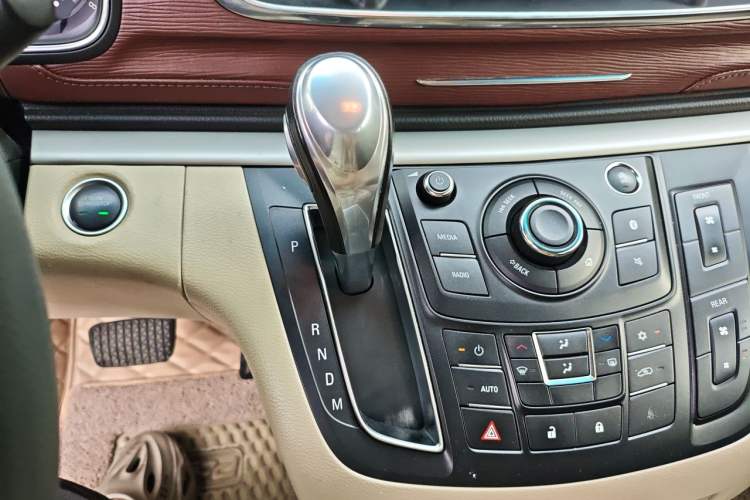 Used Buick GL8 2018 28T Comfort Model China VI Standard Gear Lever