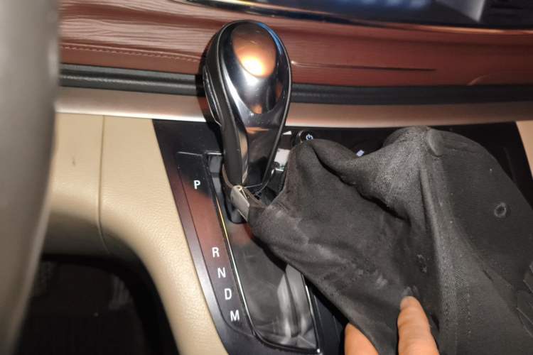 Used Buick GL8 2018 28T Luxury Model China VI Standard Gear Lever