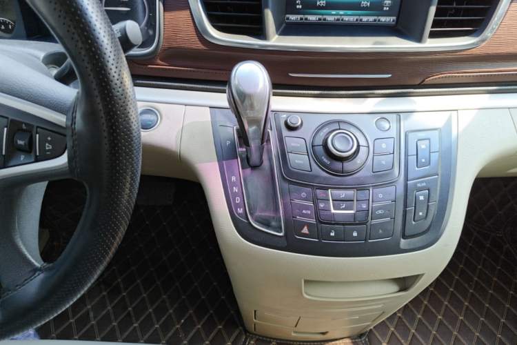 Used Buick GL8 2018 28T Comfort Model China VI Standard Gear Lever