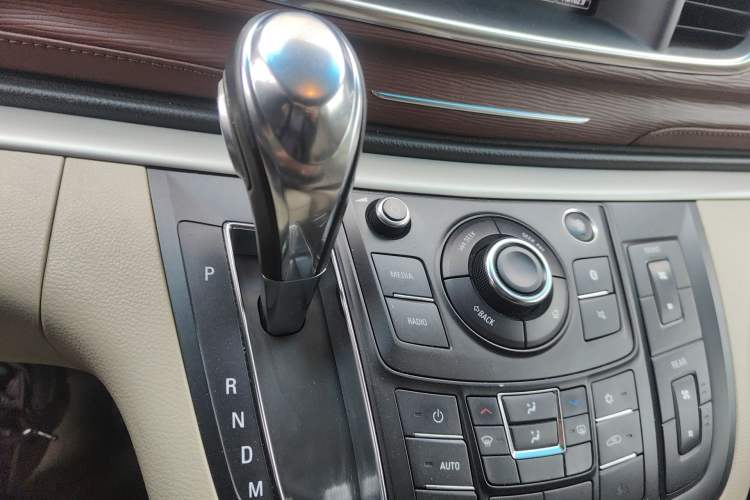 Used Buick GL8 2018 28T Luxury Model China VI Standard Gear Lever