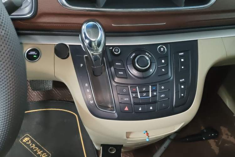 Used Buick GL8 2018 28T Luxury Model China VI Standard Gear Lever