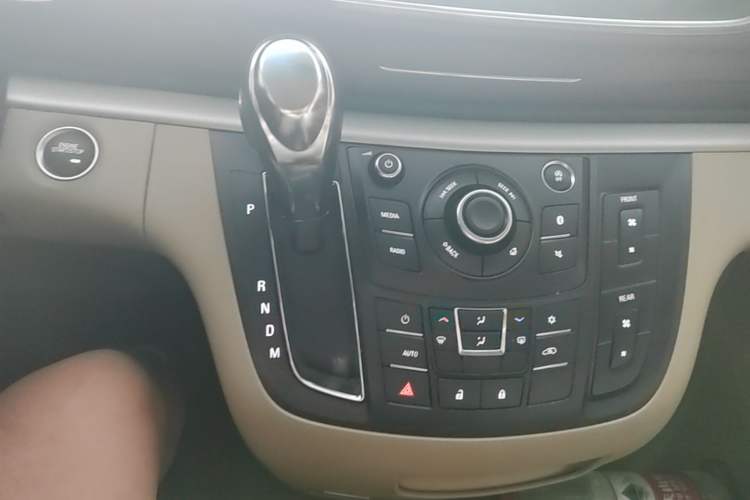 Used Buick GL8 2018 28T Luxury Model China VI Standard Gear Lever