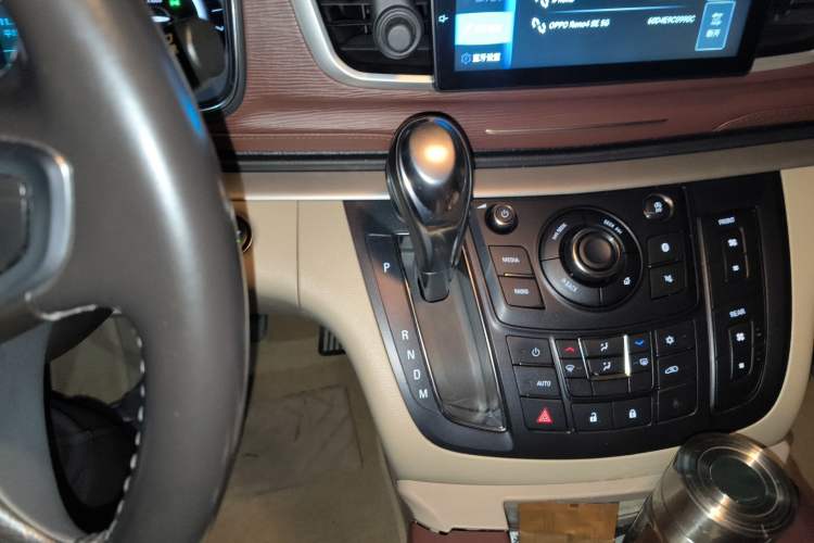 Used Buick GL8 2018 28T Luxury Model China VI Standard Gear Lever