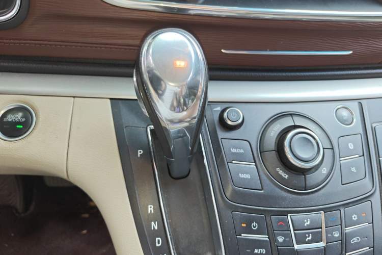 Used Buick GL8 2018 28T Luxury Model China VI Standard Gear Lever