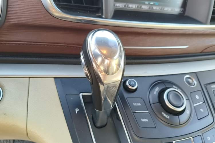 Used Buick GL8 2018 28T Luxury Model China VI Standard Gear Lever