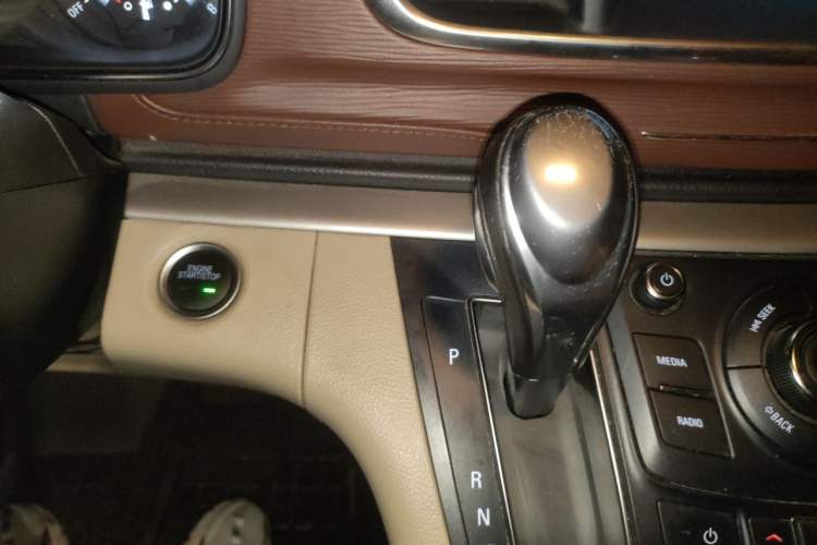 Used Buick GL8 2018 28T Comfort Model China VI Standard Gear Lever