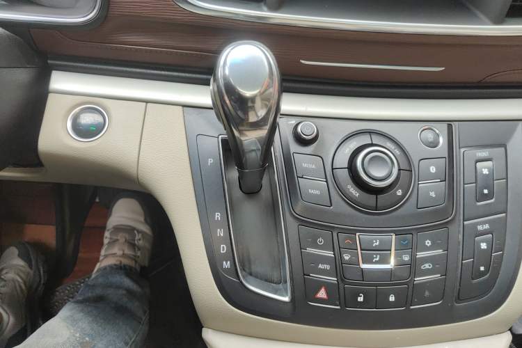 Used Buick GL8 2018 28T Luxury Model China VI Standard Gear Lever