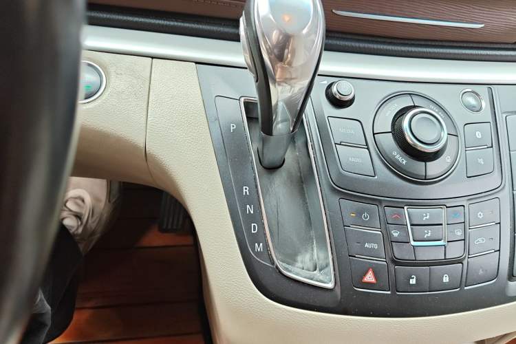 Used Buick GL8 2018 28T Luxury Model China VI Standard Gear Lever