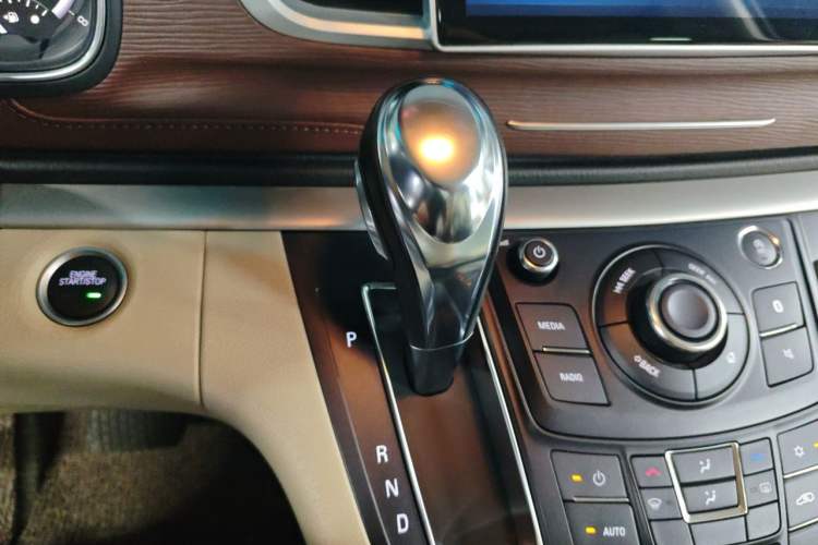 Used Buick GL8 2018 28T Comfort Model China VI Standard Gear Lever