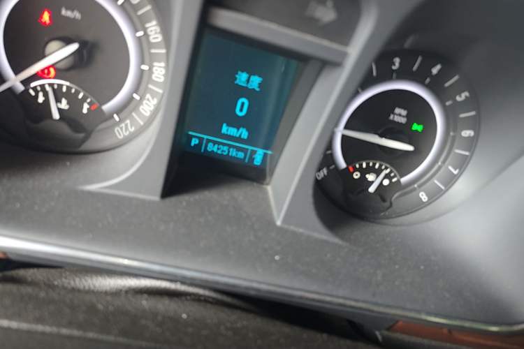 Used Buick GL8 2018 28T Luxury Model China VI Standard Odometer Close Up