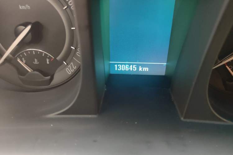 Used Buick GL8 2018 28T Luxury Model China VI Standard Odometer Close Up