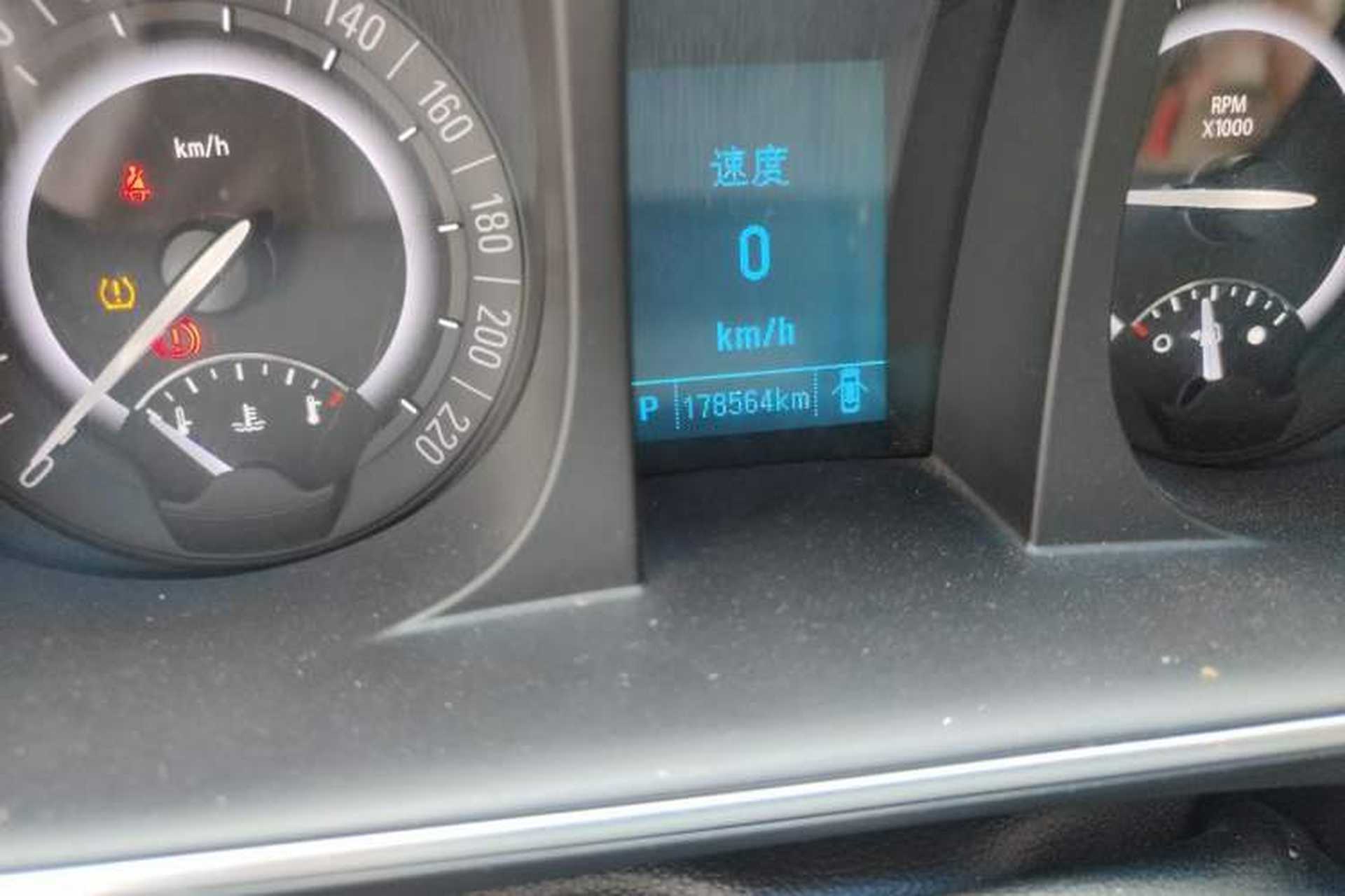 Used Buick GL8 2018 28T Luxury Model China VI Standard Odometer Close Up