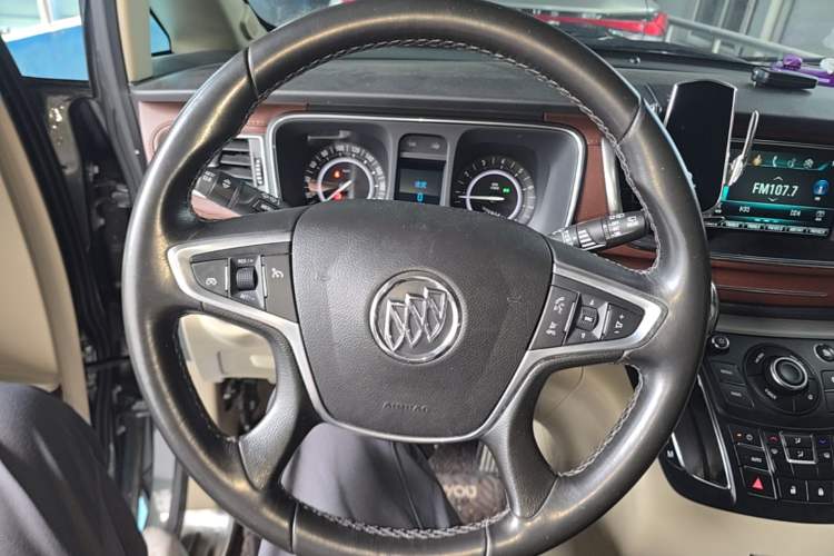 Used Buick GL8 2018 28T Luxury Model China VI Standard Steering Wheel