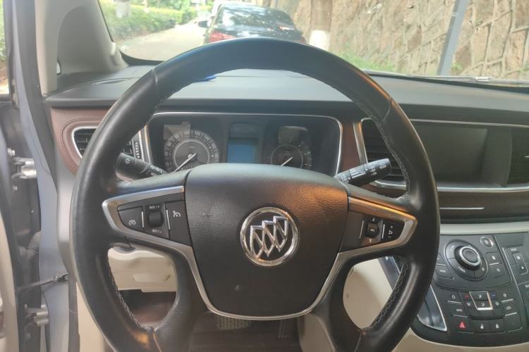 Used Buick GL8 2018 28T Luxury Model China VI Standard Steering Wheel