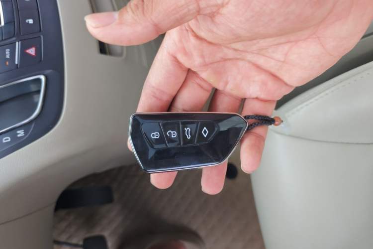 Used Buick GL8 2018 28T Luxury Model China VI Standard Vehicle Key