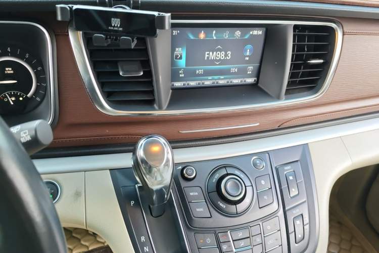Used Buick GL8 2018 28T Luxury Model China VI Standard Audio And AC Panel