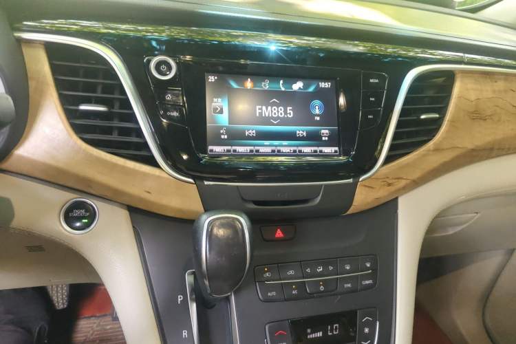 Used Buick GL8 2018 ES 28T Comfort Model China VI Standard Audio And AC Panel