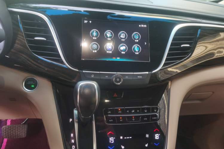 Used Buick GL8 2018 ES 28T Luxury Model China VI Standard Audio And AC Panel