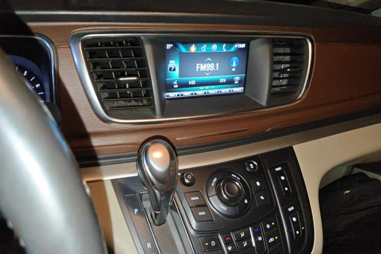 Used Buick GL8 2018 28T Luxury Model China VI Standard Audio And AC Panel
