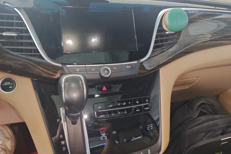 Used Buick GL8 2018 ES 28T Flagship Model China VI Standard Audio And AC Panel