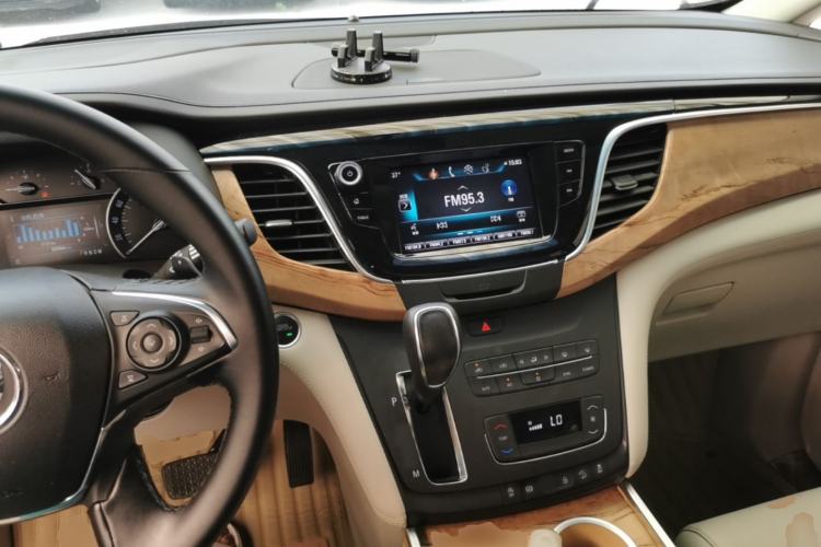 Used Buick GL8 2018 ES 28T Comfort Model China VI Standard Center Console