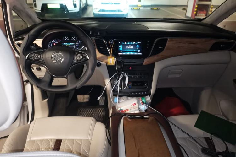 Used Buick GL8 2018 ES 28T Comfort Model China VI Standard Center Console