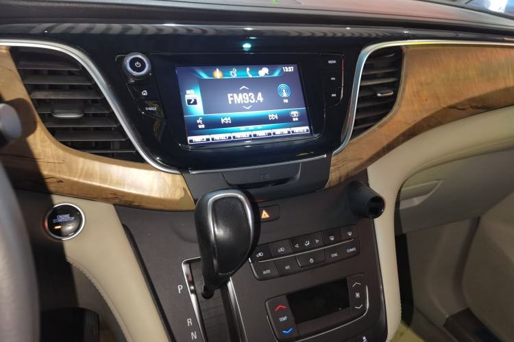 Used Buick GL8 2018 ES 28T Comfort Model China VI Standard Center Console