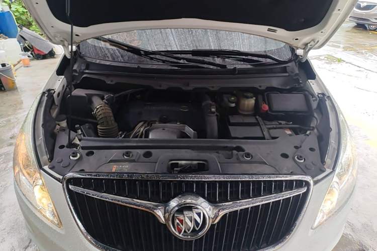 Used Buick GL8 2018 28T Comfort Model China VI Standard Engine Bay
