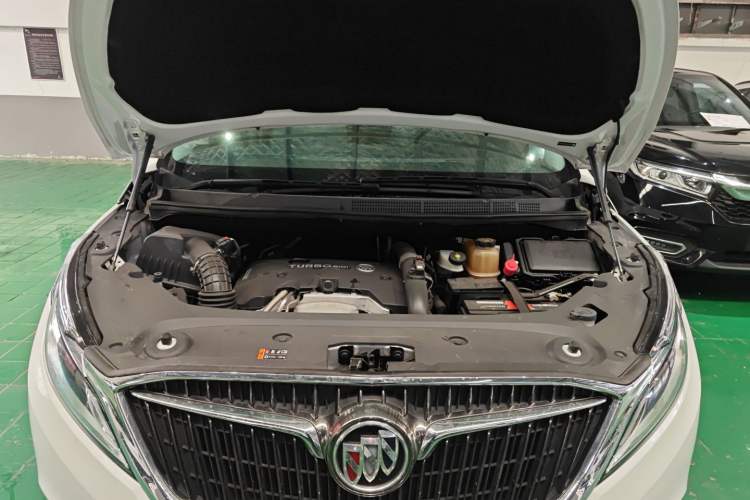 Used Buick GL8 2018 ES 28T Comfort Model China VI Standard Engine Bay