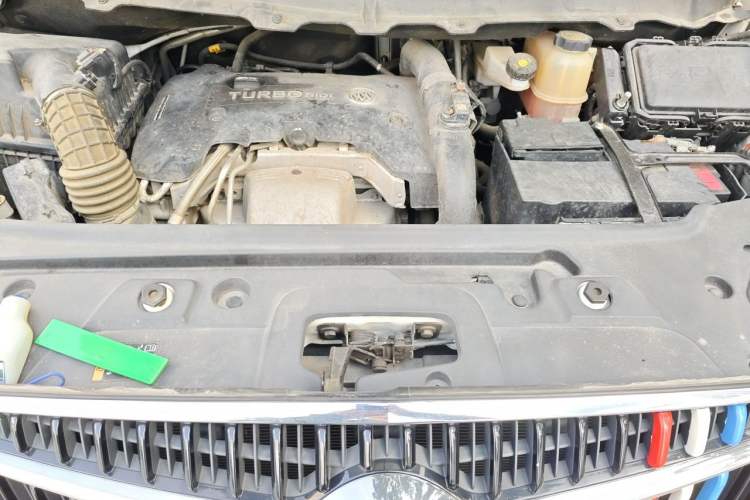 Used Buick GL8 2018 28T Luxury Model China VI Standard Engine Bay