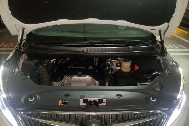 Used Buick GL8 2018 ES 28T Flagship Model China VI Standard Engine Bay
