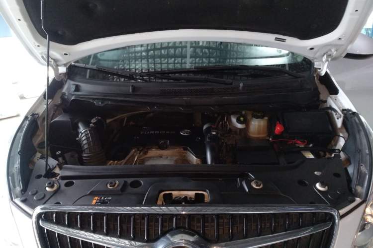 Used Buick GL8 2018 28T Luxury Model China VI Standard Engine Bay