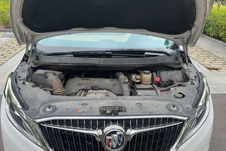 Used Buick GL8 2018 ES 28T Comfort Model China VI Standard Engine Bay