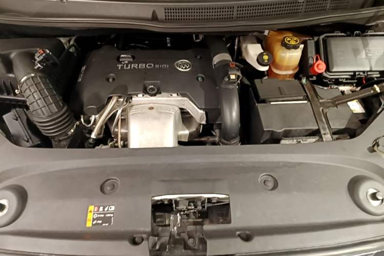 Used Buick GL8 2018 ES 28T Comfort Model China VI Standard Engine Bay
