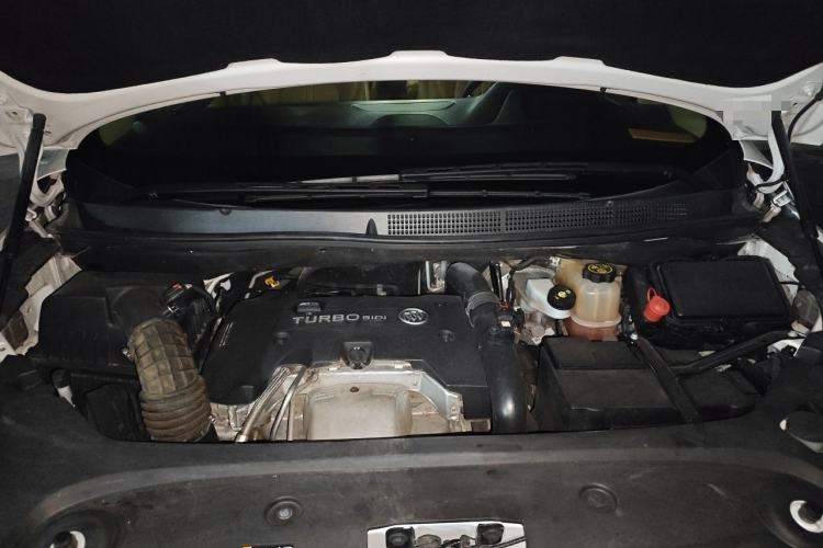 Used Buick GL8 2018 ES 28T Luxury Model China VI Standard Engine Bay