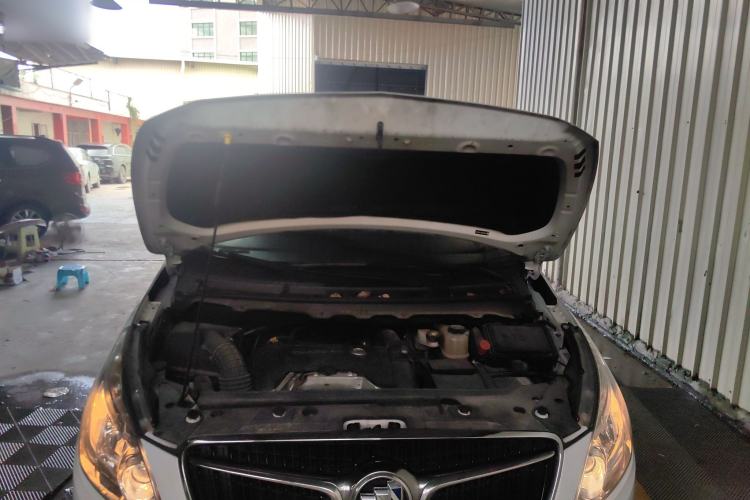Used Buick GL8 2018 28T Luxury Model China VI Standard Engine Bay
