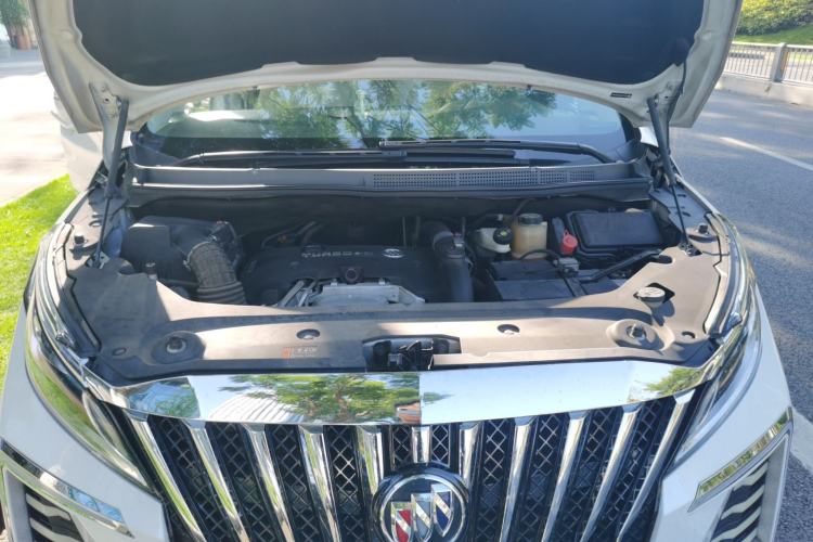 Used Buick GL8 2018 ES 28T Comfort Model China VI Standard Engine Bay