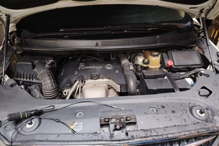 Used Buick GL8 2018 ES 28T Comfort Model China VI Standard Engine Bay