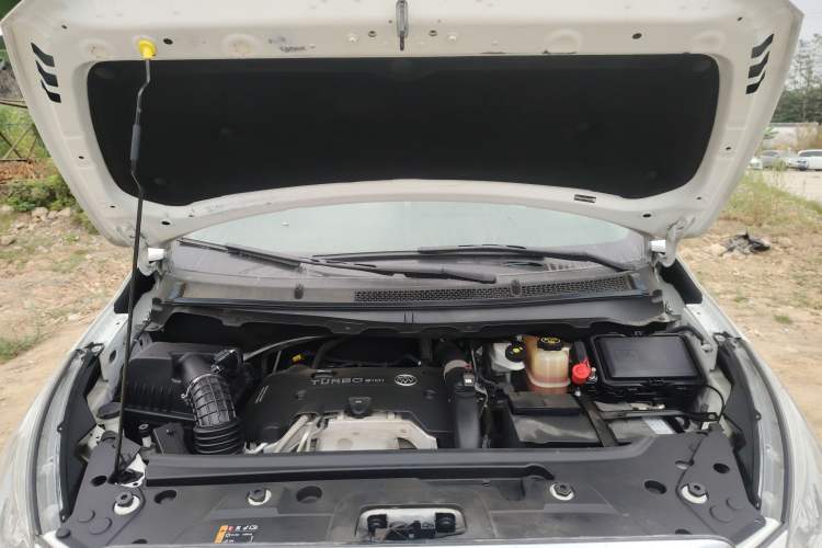 Used Buick GL8 2018 28T Comfort Model China VI Standard Engine Bay