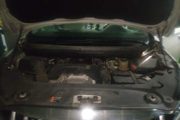 Used Buick GL8 2018 ES 28T Comfort Model China VI Standard Engine Bay