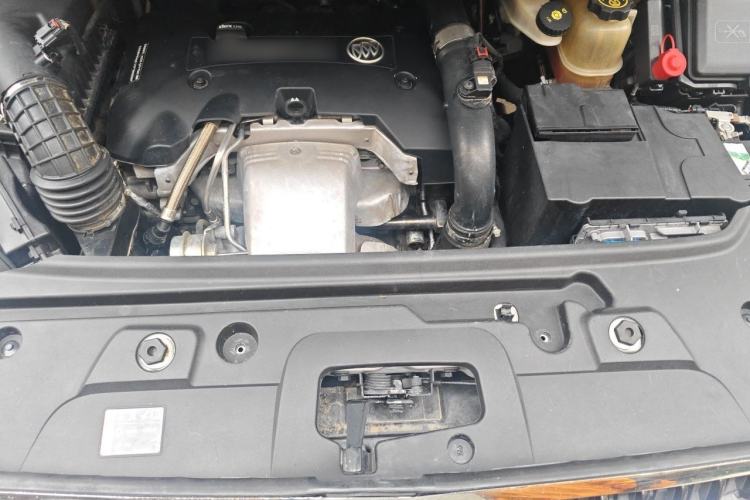 Used Buick GL8 2018 28T Luxury Model China VI Standard Engine Bay