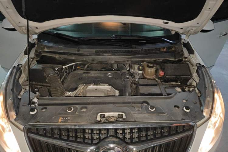 Used Buick GL8 2018 28T Luxury Model China VI Standard Engine Bay