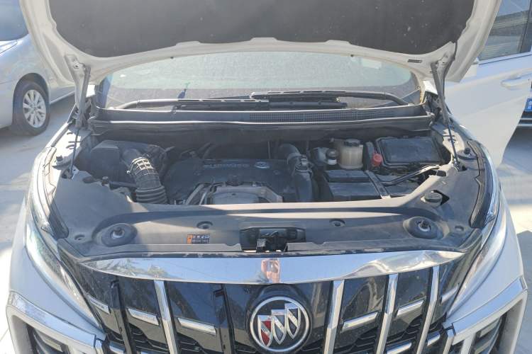 Used Buick GL8 2018 ES 28T Comfort Model China VI Standard Engine Bay