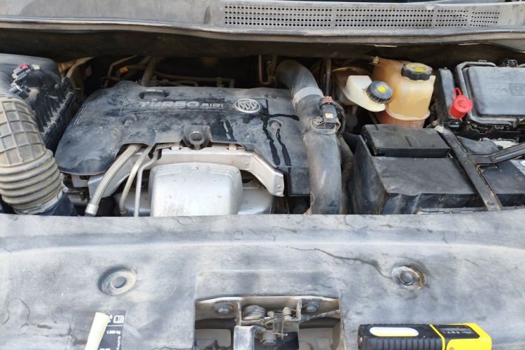 Used Buick GL8 2018 ES 28T Comfort Model China VI Standard Engine Bay