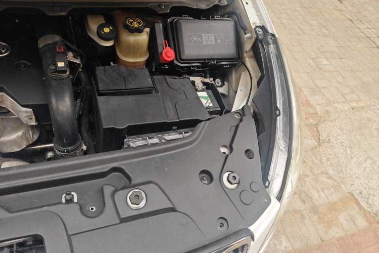 Used Buick GL8 2018 28T Luxury Model China VI Standard Engine Bay Left