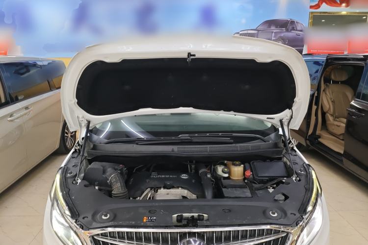 Used Buick GL8 2018 ES 28T Comfort Model China VI Standard Engine Bay