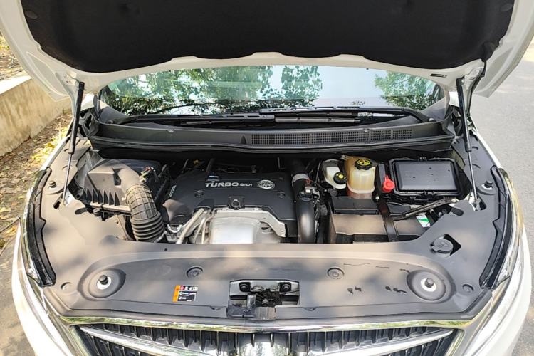Used Buick GL8 2018 ES 28T Comfort Model China VI Standard Engine Bay