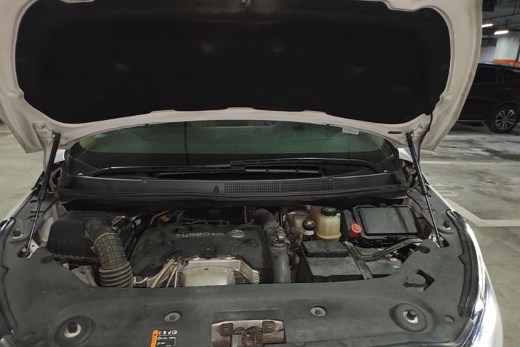 Used Buick GL8 2018 ES 28T Luxury Model China VI Standard Engine Bay