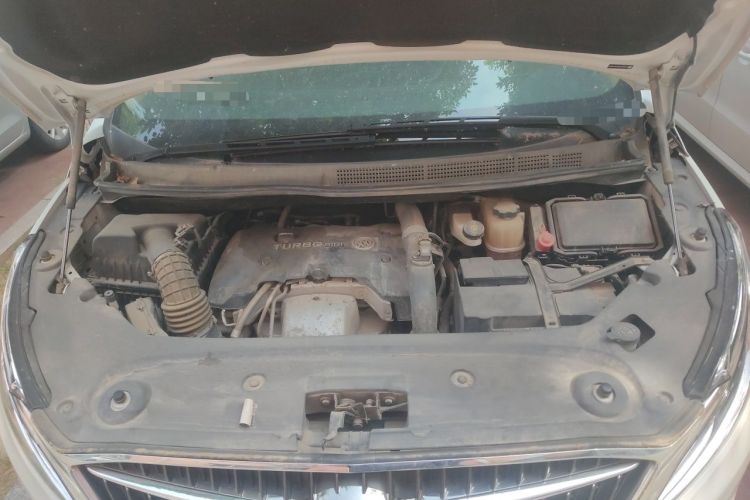 Used Buick GL8 2018 ES 28T Luxury Model China VI Standard Engine Bay