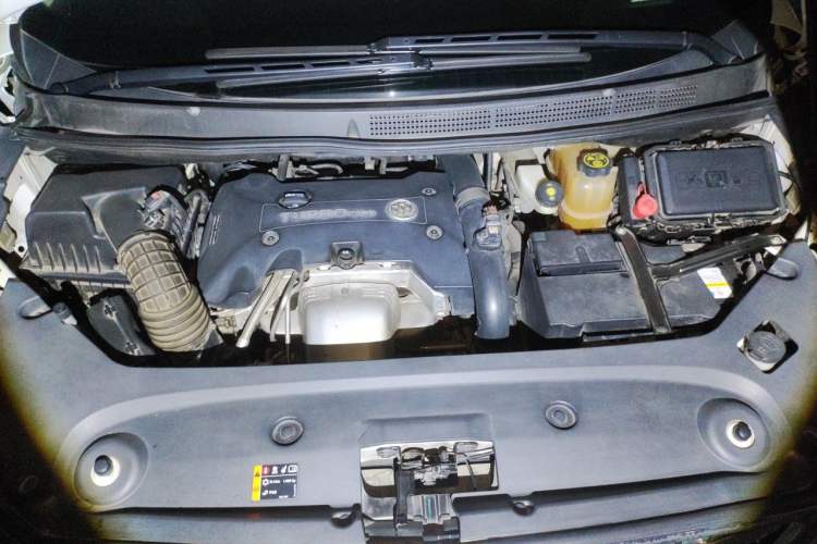 Used Buick GL8 2018 ES 28T Comfort Model China VI Standard Engine Bay